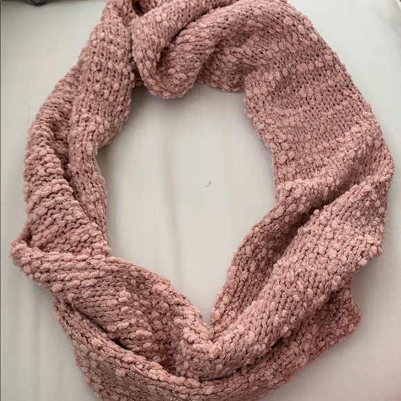 Calvin Klein Pink Infinity Loop Scarf - NWT - Picture 3 of 9